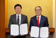鴻海科技集團董事長劉揚偉與日本三菱電機社長兼CEO漆間啓共同簽署合作備忘錄。（圖／鴻海提供）