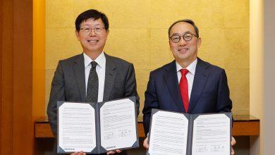 鴻海科技集團董事長劉揚偉與日本三菱電機社長兼CEO漆間啓共同簽署合作備忘錄。（圖／鴻海提供）