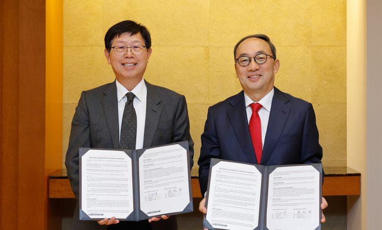 鴻海科技集團董事長劉揚偉與日本三菱電機社長兼CEO漆間啓共同簽署合作備忘錄。（圖／鴻海提供）