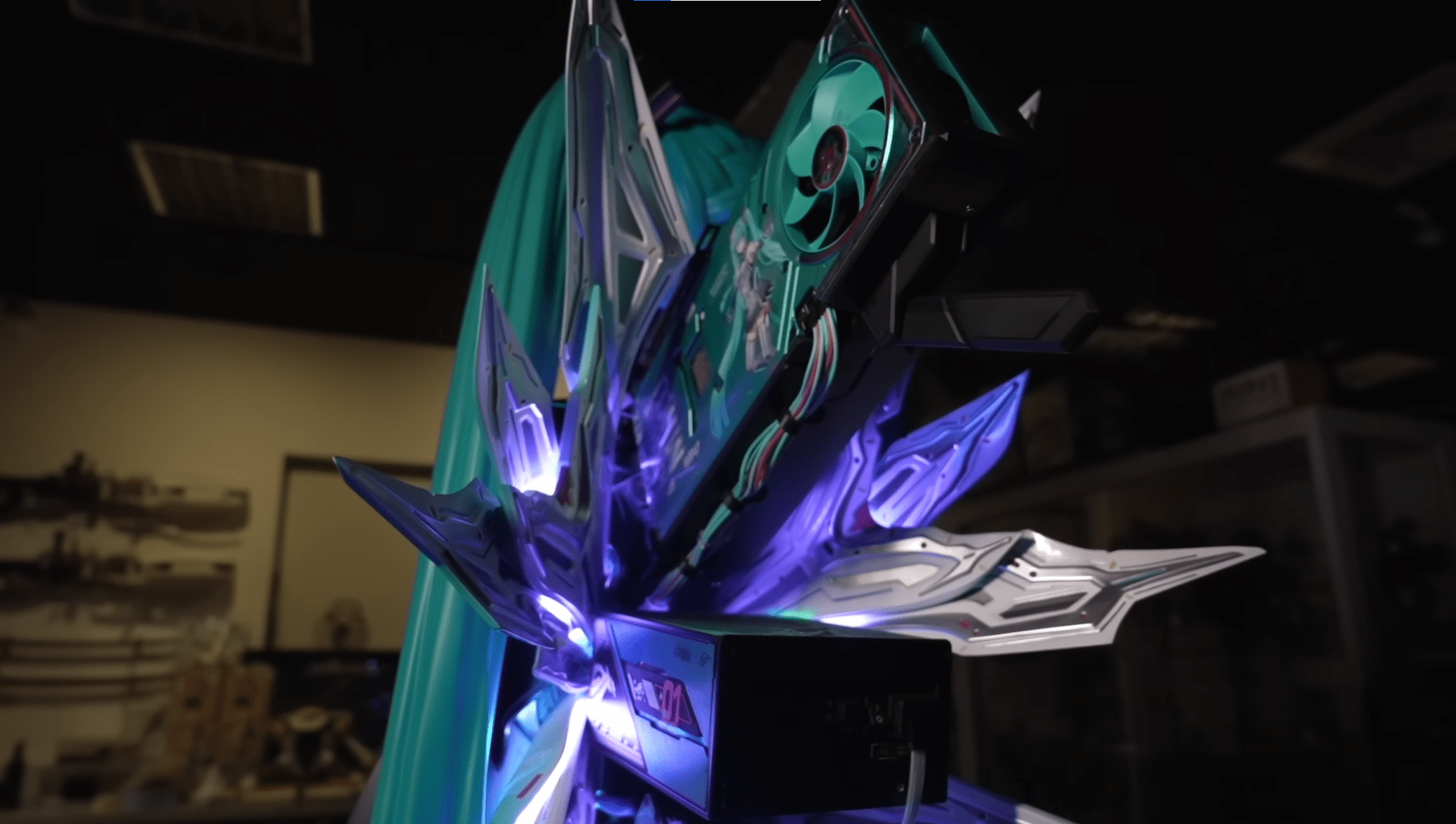 夢幻老婆驚豔WirForce 2025!創作者黃小潔打造2尺巨型初音主機亮相 2 黃小潔 初音 2