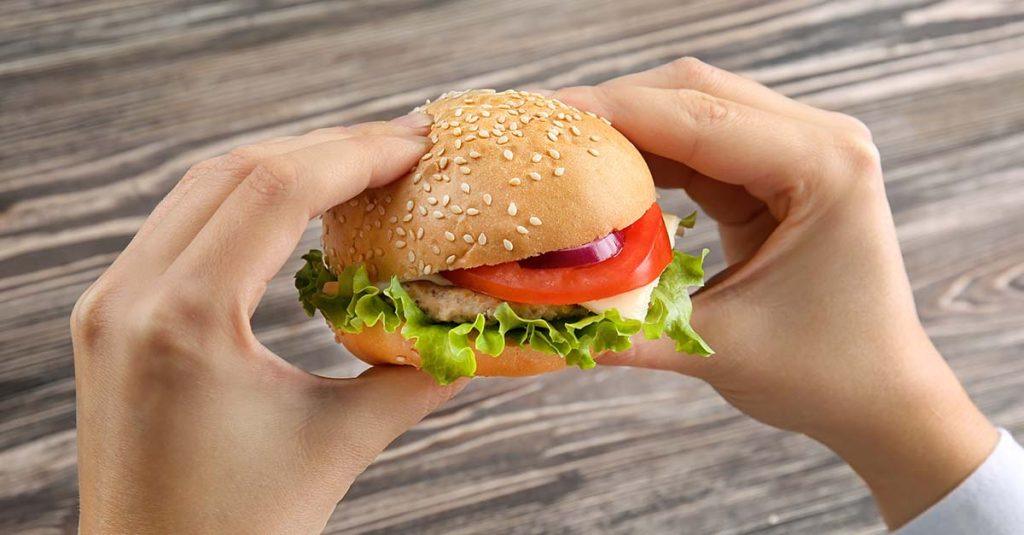 美國紐澤西州男子在吃了漢堡數小時後猝逝，醫療團隊確認是全球首例由「蜱蟲叮咬」引發的「紅肉過敏致死」。（圖／123RF）