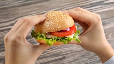 美國紐澤西州男子在吃了漢堡數小時後猝逝，醫療團隊確認是全球首例由「蜱蟲叮咬」引發的「紅肉過敏致死」。（圖／123RF）