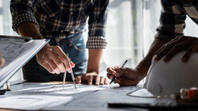 建築工程師負責跨工種協調、進度追蹤及解決突發狀況，是自動化技術難以完全取代的職務。（圖／123RF）