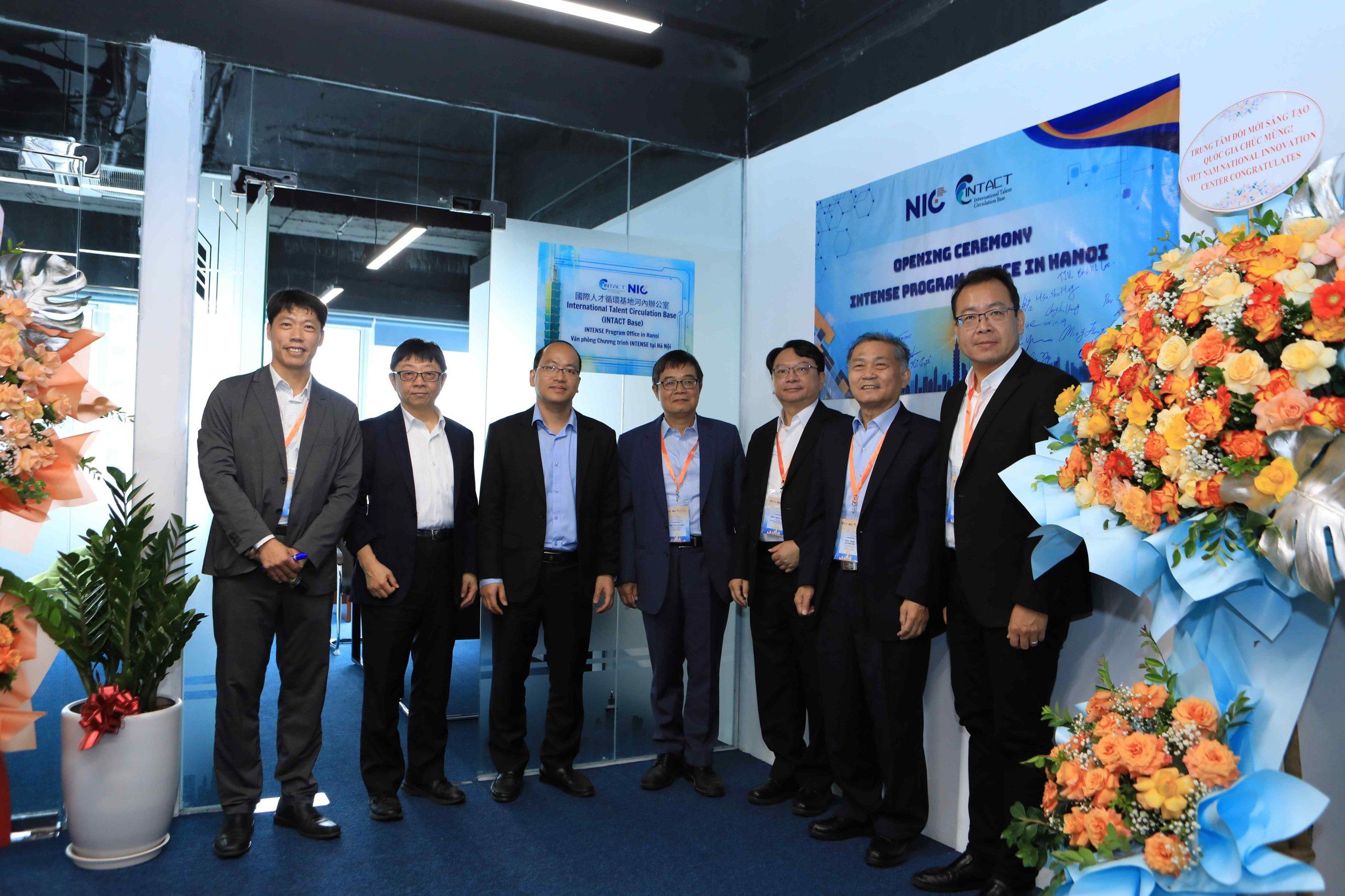 4.臺越基地已於今年10月在河內成立辦公室，作為新型專班在越南最主要的招生與跨單位合作據點，提升區域推廣能量。 scaled