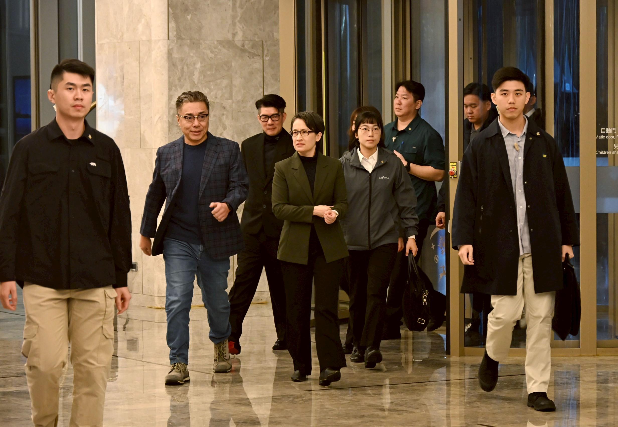 2025 AI青年力國際論壇登場 美國青年資安領袖Kyla:台灣具備3大優勢 1 2025 AI青年力國際論壇邀請副總統蕭美琴到場,與青年學生交流。(圖/NOWnews提供)