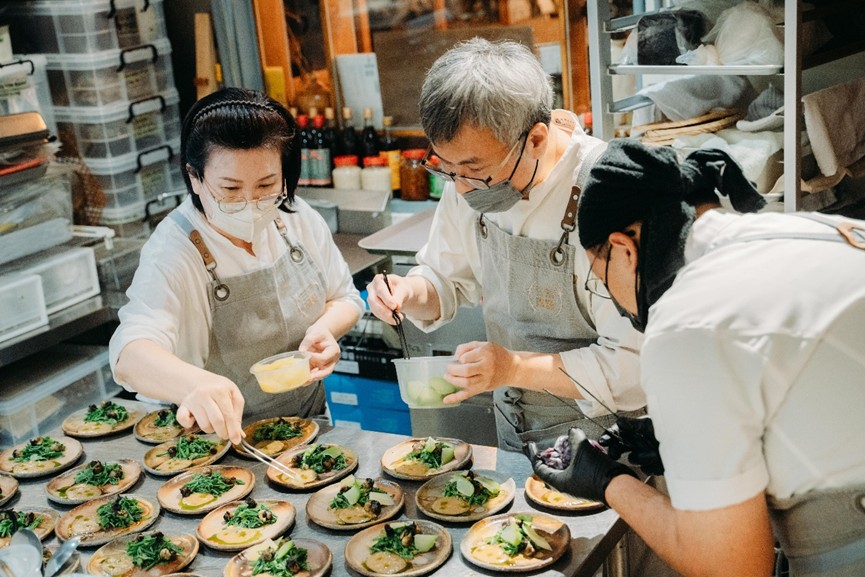 經濟部產業技術司攜手2024米其林推薦主廚林祺豐，將原鄉小米轉化為精緻創意料理。（圖／經濟部提供）
