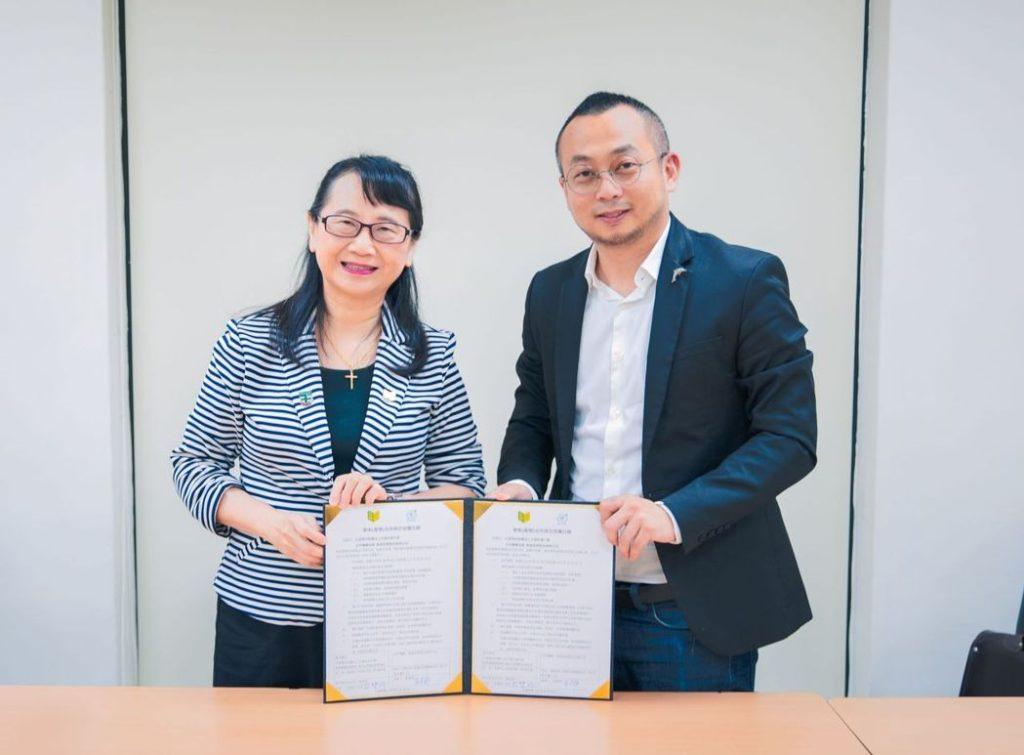 圖為莊慧玲校長左與吳昱鋒執行長右於締約後合影。