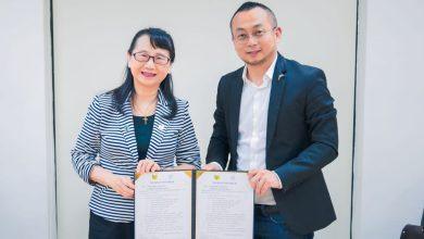 圖為莊慧玲校長左與吳昱鋒執行長右於締約後合影。