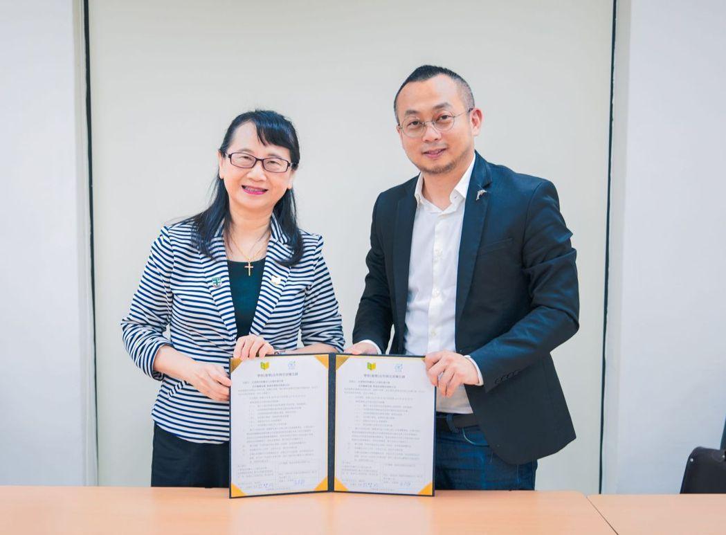 圖為莊慧玲校長左與吳昱鋒執行長右於締約後合影。