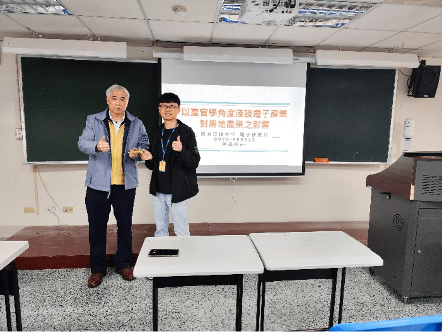 中華大學光電與材料工程學系深耕竹科 產學合作成果亮眼、打造人才鏈結 1 中華大學光電與材料工程學系推動的「產學共育」,請到聯華電子陳義明博士來授課。