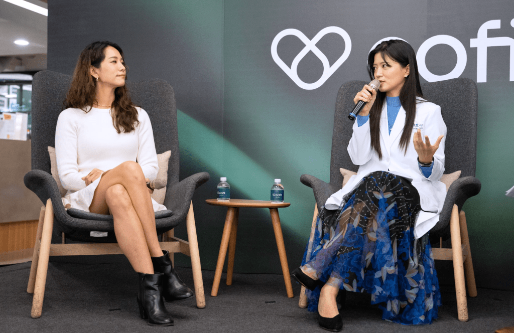 台北初日診所副院長鄧雯心與網紅林萱點出荷爾蒙與壓力對女性的影響。（圖／Cofit提供）