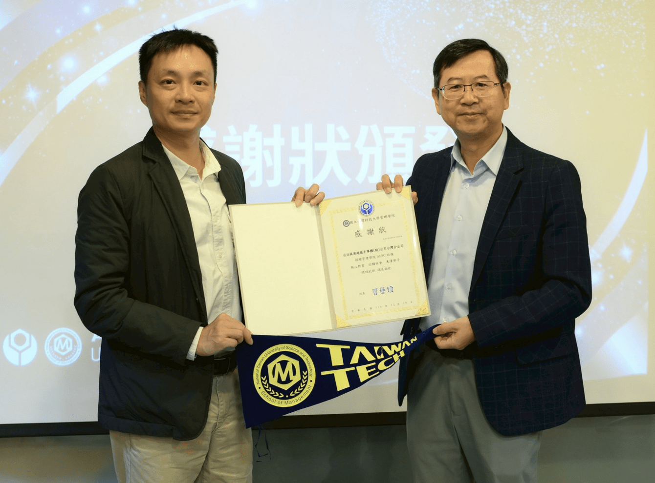  （左) 台科大管院院長曹譽鐘教授與　(右) AMD 台灣資深業務副總林建誠。（圖／台科大提供）