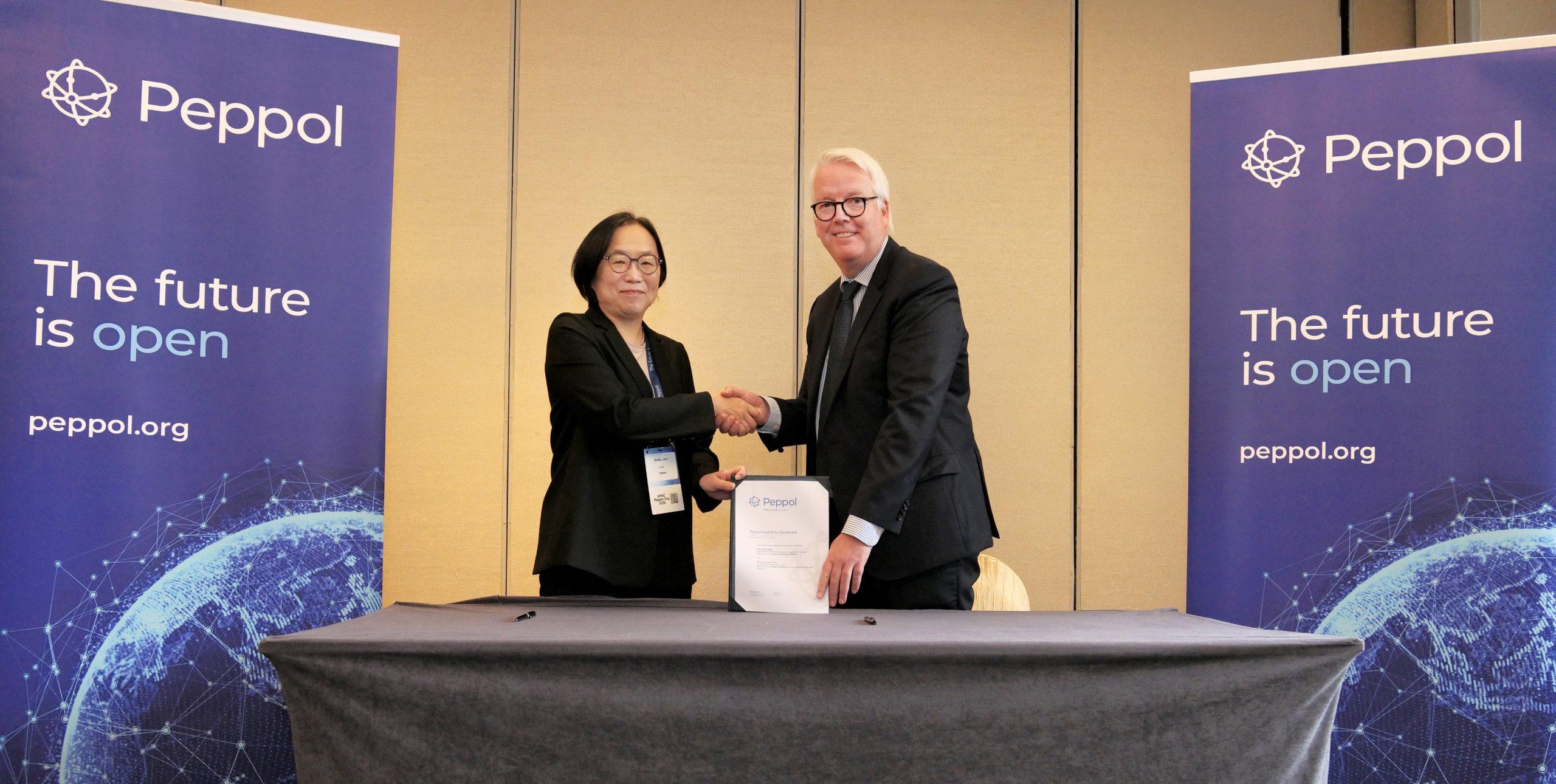 照片1 數發部侯次長與 OpenPeppol 秘書長 Andre Hoddevik 簽署協議 scaled