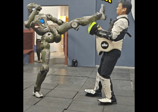 中國人形機器人公司CEO親自挨踢 回擊外界質疑影片造假 1 螢幕擷取畫面 2025 12 12 174815