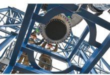 美國國家航空暨太空總署（NASA）馬歇爾太空飛行中心的工作人員在阿拉巴馬州亨茨維爾，將飛行反應爐工程開發裝置安裝到 400 號測試台，為冷流測試做準備。（圖／取自NASA）