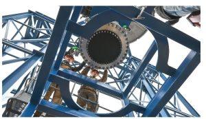 NASA核能推進重返舞台!人類深空探索迎來50年最大關鍵里程碑 1 美國國家航空暨太空總署(NASA)馬歇爾太空飛行中心的工作人員在阿拉巴馬州亨茨維爾,將飛行反應爐工程開發裝置安裝到 400 號測試台,為冷流測試做準備。(圖/取自NASA)