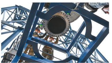 美國國家航空暨太空總署（NASA）馬歇爾太空飛行中心的工作人員在阿拉巴馬州亨茨維爾，將飛行反應爐工程開發裝置安裝到 400 號測試台，為冷流測試做準備。（圖／取自NASA）