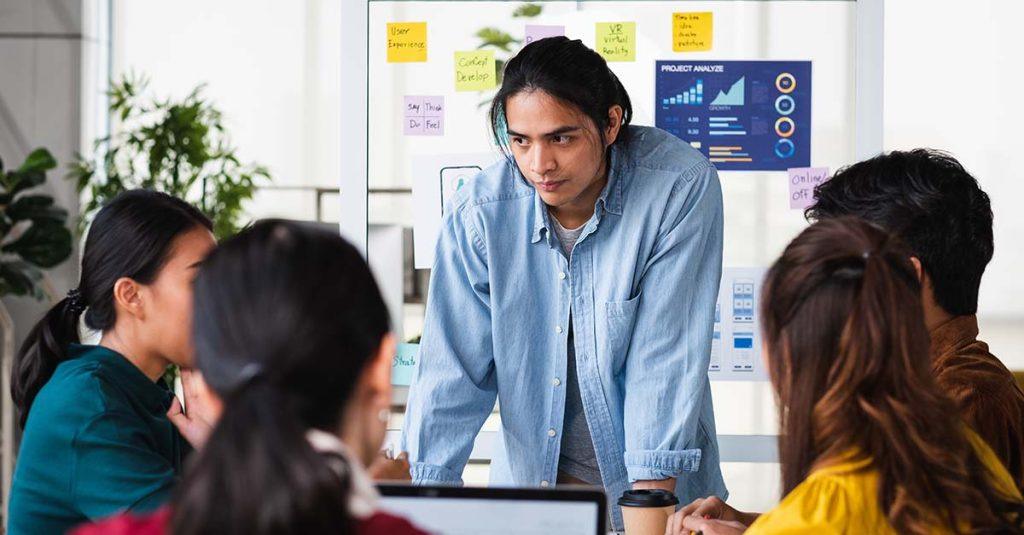 AI取代白領根本假議題?經濟學人分析:你的工作比想像中難度要高 1 上班族的工作職場。(圖/123RF)