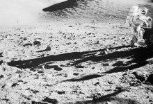 阿波羅17號第一次月面行走在金牛–利特羅谷的第一工作站拍攝，地點位於斯特諾隕石坑西北側坡。畫面中太空人吉恩•塞爾南（Eugene“Gene”Cernan）站在月球車後方，旁邊是第6號地震儀炸藥。照片由傑克•施密特（Harrison “Jack” Schmitt）拍攝，作為工作站全景的一部分。（圖／取自NASA）