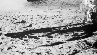 阿波羅17號第一次月面行走在金牛–利特羅谷的第一工作站拍攝，地點位於斯特諾隕石坑西北側坡。畫面中太空人吉恩•塞爾南（Eugene“Gene”Cernan）站在月球車後方，旁邊是第6號地震儀炸藥。照片由傑克•施密特（Harrison “Jack” Schmitt）拍攝，作為工作站全景的一部分。（圖／取自NASA）