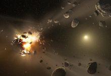 這張藝術構想圖展示了小行星群的形成過程。在太陽系的歷史長河中，位於火星和木星之間小行星帶的小行星之間發生過多次災難性的碰撞，最終形成了圍繞太陽運行軌道相似的天體群。（圖／NASA/JPL-Caltech）