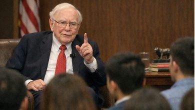 巴菲特職涯驚世狠話:「薪水不重要,要慎選老闆!」職場新鮮人必看教訓 4 巴菲特對年輕人發表職涯忠告,警告新鮮人不要過度追求高薪。(圖/AI生成)