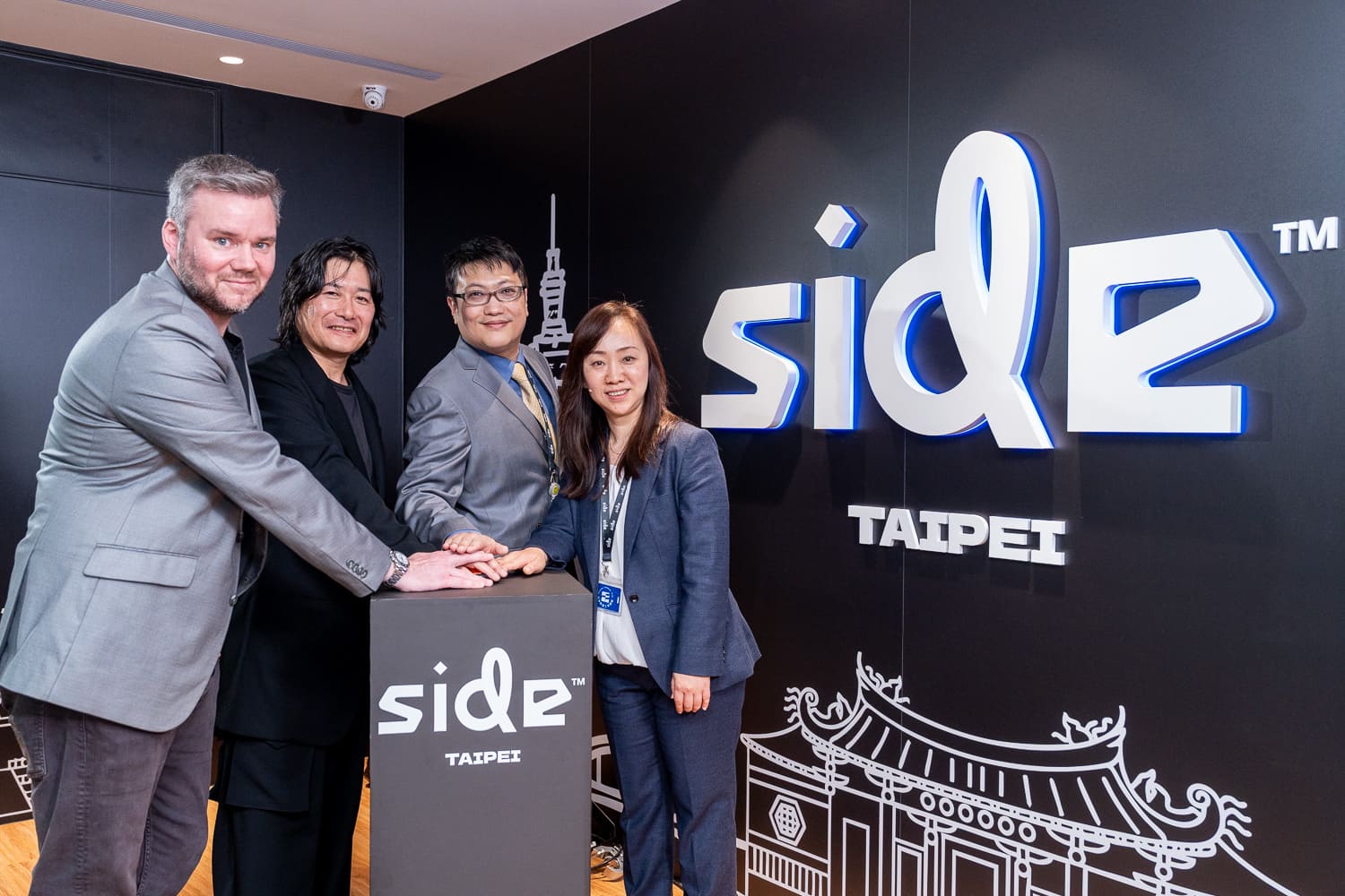 Side和PTW Holdings的代表蒞臨全新的台北工作室  由左至右分別為 Martin McBride（Side溝通長）、橘鐵平（PTW控股執行長兼總裁暨Side董事長）、張趯馨（Side台北工作室負責人）、夏曉群。（圖／Side提供）