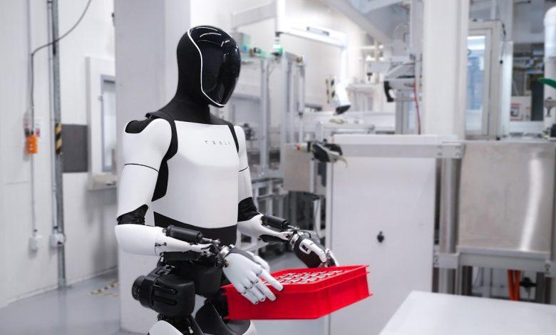 Optimus預計將在2026年年底正式對大眾發售。（圖／截取自特斯拉YT）