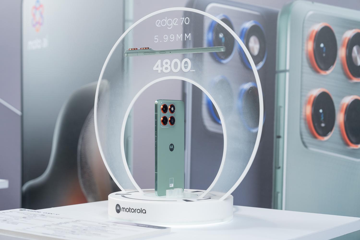 圖說02 motorola edge 70 搭載 4800mAh 矽碳電池，打造 5.99mm、159g 輕薄機身。