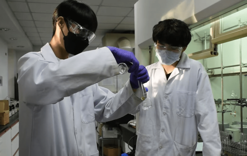 淡江大學化學系在課程設計上採取「雙軌並進」策略，創造個人在職場上的差異化競爭力。（圖／截取自系所官方YT）