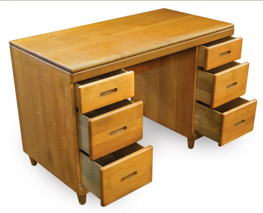 拍品編號 6010：史蒂夫‧賈伯斯在「蘋果車庫」住宅使用的臥室書桌，以及里德學院、雅達利和惠普早期文件的檔案資料