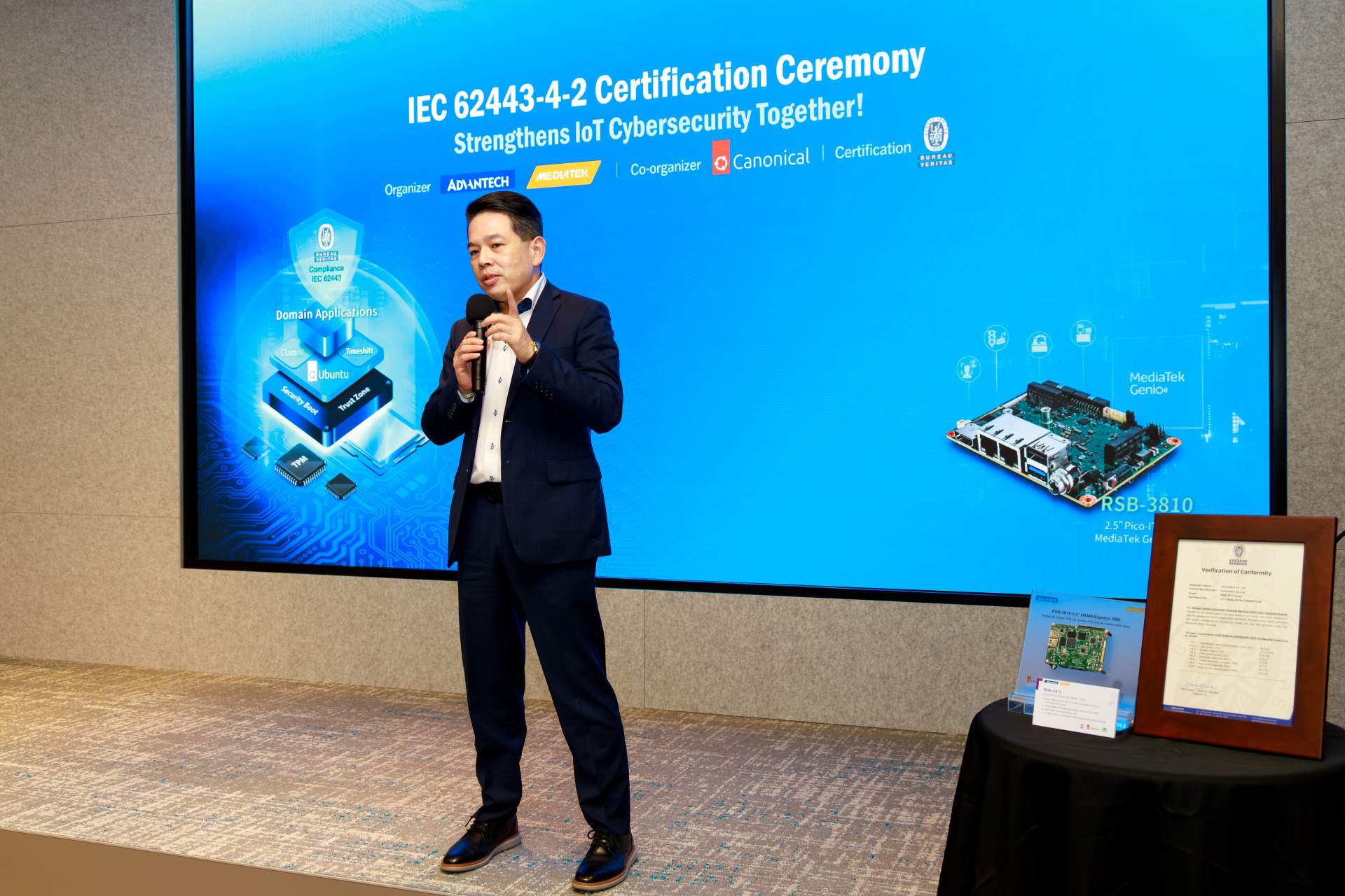 研華旗下首款工業級單板電腦RSB-3810通過IEC 62443-4-2資安認證。圖研華科技嵌入式事業群總經理張家豪。（圖／研華提供）