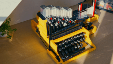 國外一名YouTuber Koenkun Bricks表示「樂高曾經推出過一款打字機套裝，但它只是模仿了打字機的功能。從那時起，我就一直想知道是否可以只用樂高積木搭建一台可以工作的打字機」。（圖／擷取自Koenkun Bricks YT）