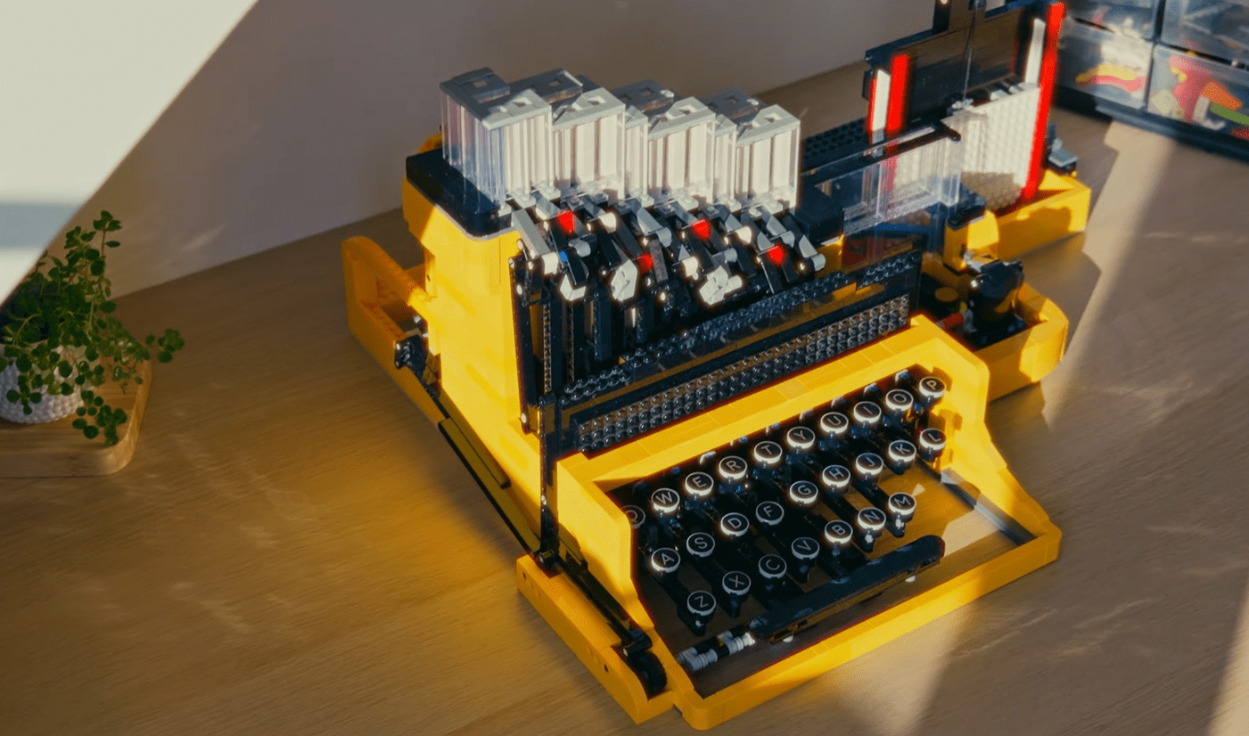 國外一名YouTuber Koenkun Bricks表示「樂高曾經推出過一款打字機套裝，但它只是模仿了打字機的功能。從那時起，我就一直想知道是否可以只用樂高積木搭建一台可以工作的打字機」。（圖／擷取自Koenkun Bricks YT）