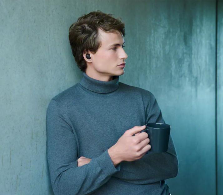 錄音室等級的清晰度，與母帶音訊工程師共同打造 ，強大的自適應降噪功能可有效隔絕幹擾，讓音樂純淨無瑕。（圖／取自SONY官網）