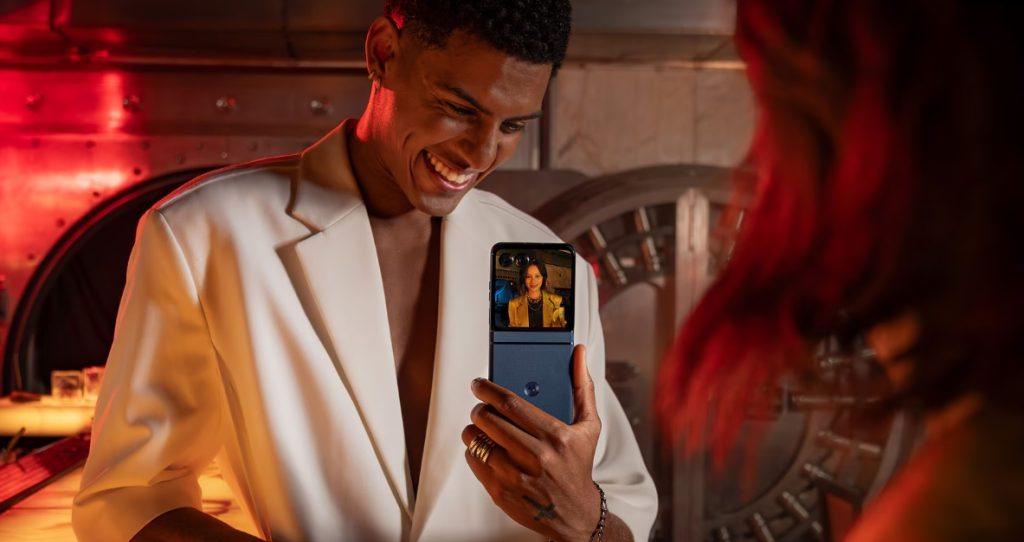 motorola razr 60 PANTONE 直布羅陀海藍。以攝影機的方式錄製影片，透過雙重預覽模式預覽每個角度，或使用專屬拍貼模式。（圖／取自motorola官網）