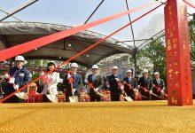 「先進半導體研發基地」為國內研究機構第一座新形態高科技半導體廠房及 12 吋先進製程試產線，將提供 28 至 90 奈米後段製程的研發與試產服務，可支援量子運算、矽光子、客製化晶片、整合型3D架構與下世代記憶體等前瞻技術領域，可望強化我國半導體供應鏈的自主性與韌性。左起為立法委員林思銘、行政院發言人李慧芝、經濟部長龔明鑫、國科會主委吳誠文、行政院長卓榮泰、新竹縣長楊文科、工研院董事長吳政忠、立法委員柯建銘。（圖／經濟部提供）