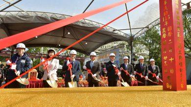 「先進半導體研發基地」為國內研究機構第一座新形態高科技半導體廠房及 12 吋先進製程試產線，將提供 28 至 90 奈米後段製程的研發與試產服務，可支援量子運算、矽光子、客製化晶片、整合型3D架構與下世代記憶體等前瞻技術領域，可望強化我國半導體供應鏈的自主性與韌性。左起為立法委員林思銘、行政院發言人李慧芝、經濟部長龔明鑫、國科會主委吳誠文、行政院長卓榮泰、新竹縣長楊文科、工研院董事長吳政忠、立法委員柯建銘。（圖／經濟部提供）
