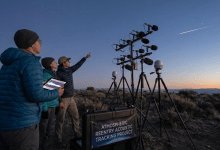 約翰霍普金斯大學（Johns Hopkins University）的研究團隊利用遍布地面的地震監測網絡，開發出一種創新方法，能在太空垃圾進入大氣層後快速確定其實際落點。（圖／AI生成）