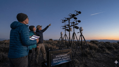 約翰霍普金斯大學（Johns Hopkins University）的研究團隊利用遍布地面的地震監測網絡，開發出一種創新方法，能在太空垃圾進入大氣層後快速確定其實際落點。（圖／AI生成）