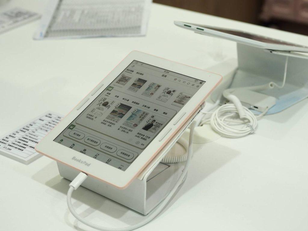 精選 1 博客來發表專為學齡兒童打造的10.3吋「BooksPad Kids兒童學練機」。(圖/博客來提供)