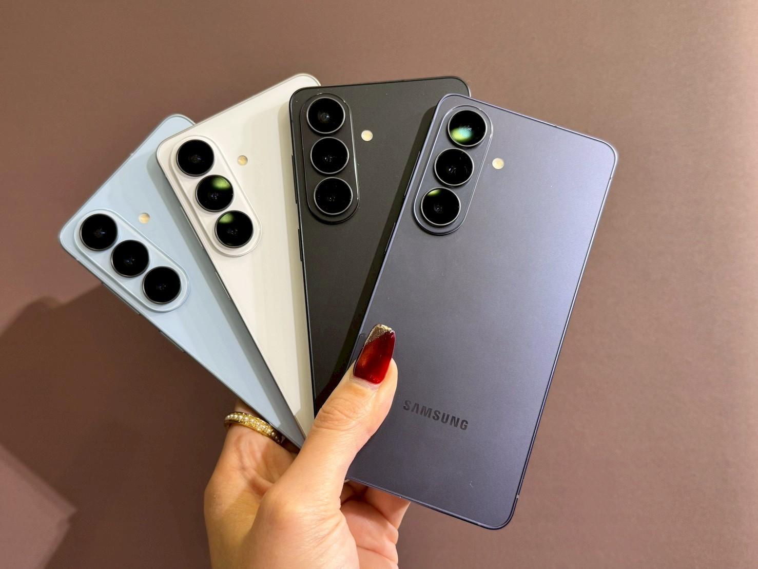 三星Galaxy S26亮相!內建智慧防窺與生成式修圖 再造AI手機新標竿 1 圖為Galaxy S26 Ultra。Galaxy S26旗艦系列搭載升級版Bixby,其進化為對話式裝置助理,使用者可透過自然語言操控裝置或調整設定,不須說出確切名稱或指令。(圖/記者 孟圓琦攝)