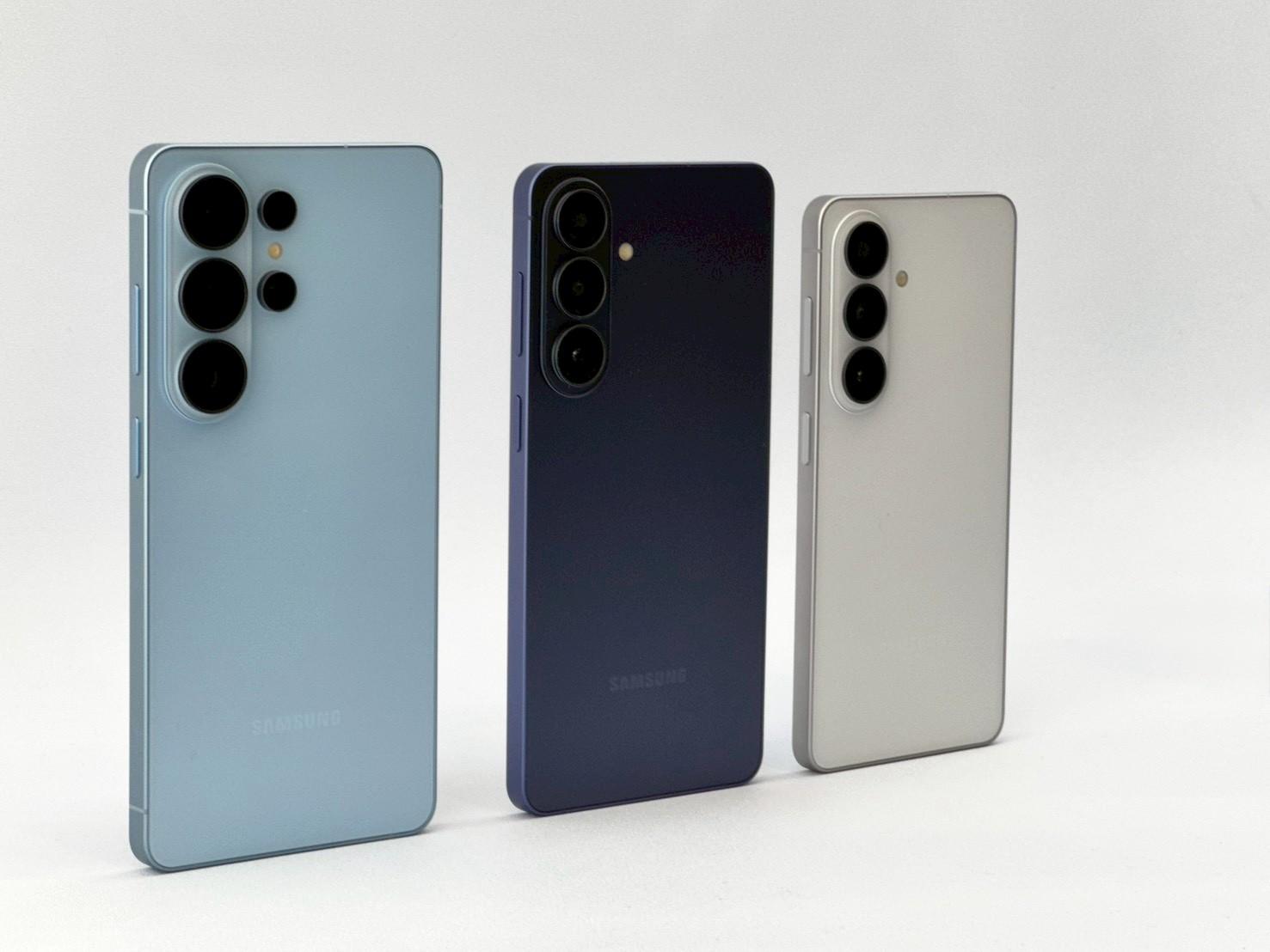 三星Galaxy S26亮相!內建智慧防窺與生成式修圖 再造AI手機新標竿 5 由左到右為:Galaxy S26 Ultra、Galaxy S26+及Galaxy S26。(圖/記者 孟圓琦攝)