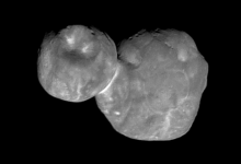 這張影像由NASA「新視野號」（New Horizons）太空船於2019年1月1日飛掠古柏帶天體2014 MU69（暱稱「Ultima Thule」）時拍攝，是迄今對這個位於太陽系遙遠邊緣、古老天體最清晰的影像，也是人類探測器首次近距離探測的小型古柏帶天體（KBO）。（圖／NASA/Johns Hopkins University Applied Physics Laboratory/Southwest Research Institute）