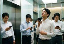 用手機問AI。（圖／AI生成）