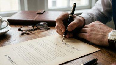 簽合約。（圖／AI生成）