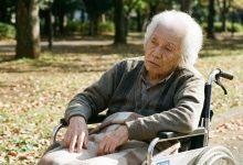 阿茲海默症老人家坐輪椅。（圖／AI生成）