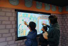 親子透過ViewSonic互動顯示設備共同完成「尋找怪盜」遊戲，於操作過程中推進故事發展，使繪本內容轉化為可實際參與的互動體驗。（圖／ViewSonic）