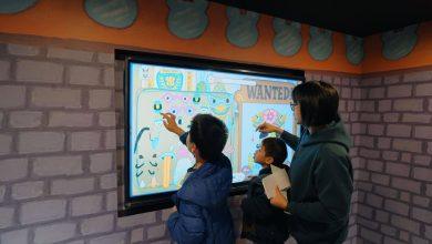 親子透過ViewSonic互動顯示設備共同完成「尋找怪盜」遊戲，於操作過程中推進故事發展，使繪本內容轉化為可實際參與的互動體驗。（圖／ViewSonic）