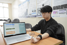 透過手環在一分鐘內完成AI脈波檢測，協助醫師與民眾在複雜的人體狀態中，快速辨識最需要優先關注的健康風險。（圖／臺科大提供）